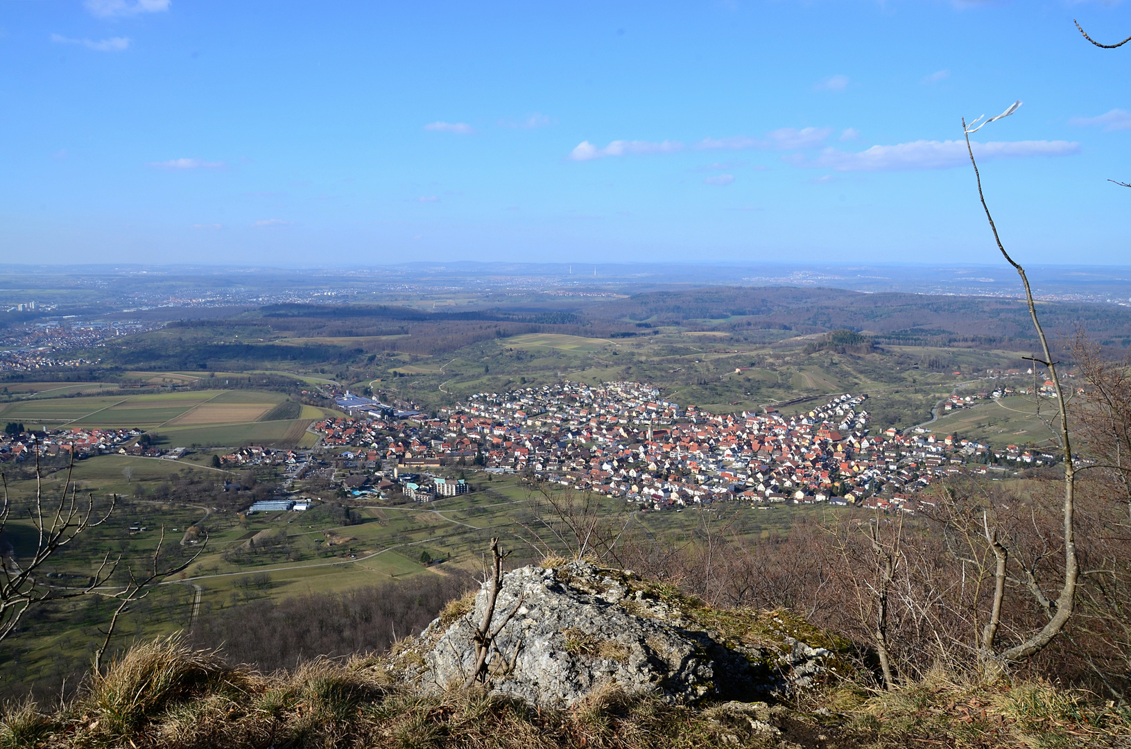 zu Füßen liegt die Gemeinde Beuren