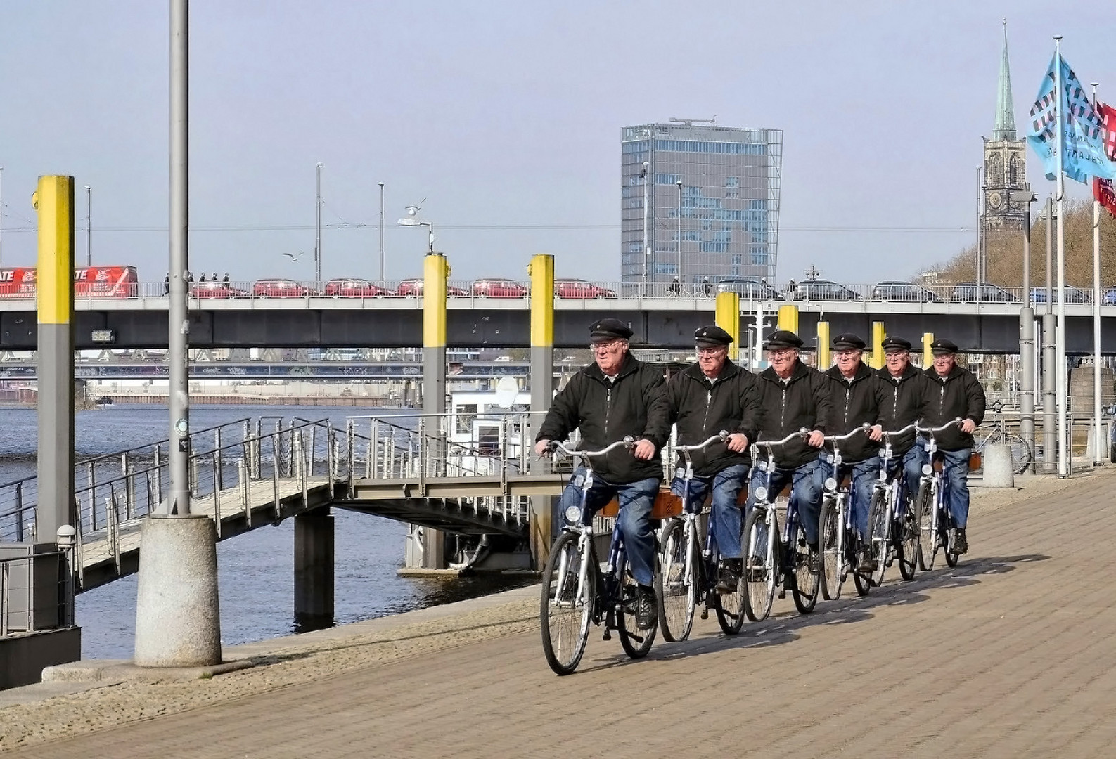 Zu sechst mit dem Fahrrad unterwegs ...