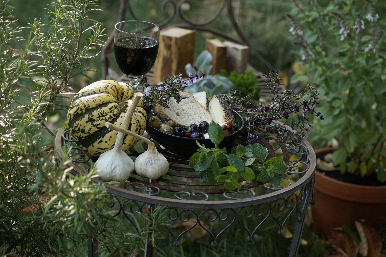 Zu Tisch im Kräutergarten