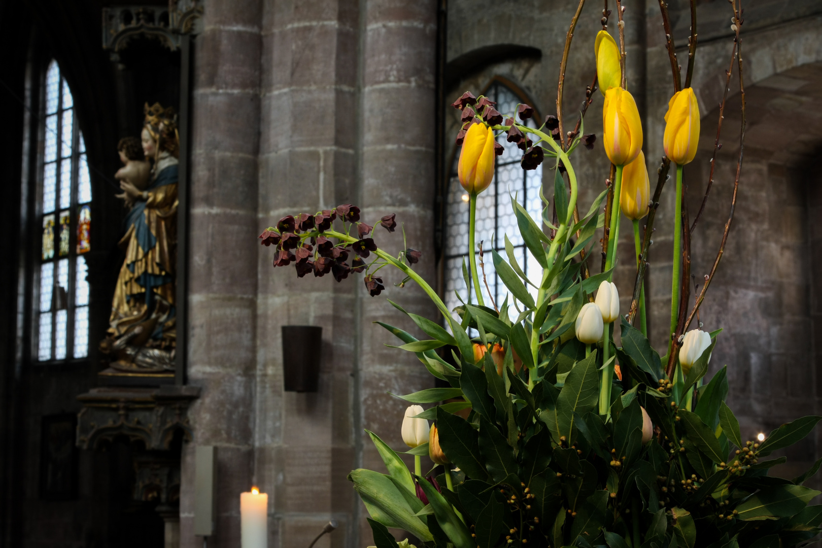 Zu Weihnachten: Altarblumenschmuck Sebalduskirche Nürnberg