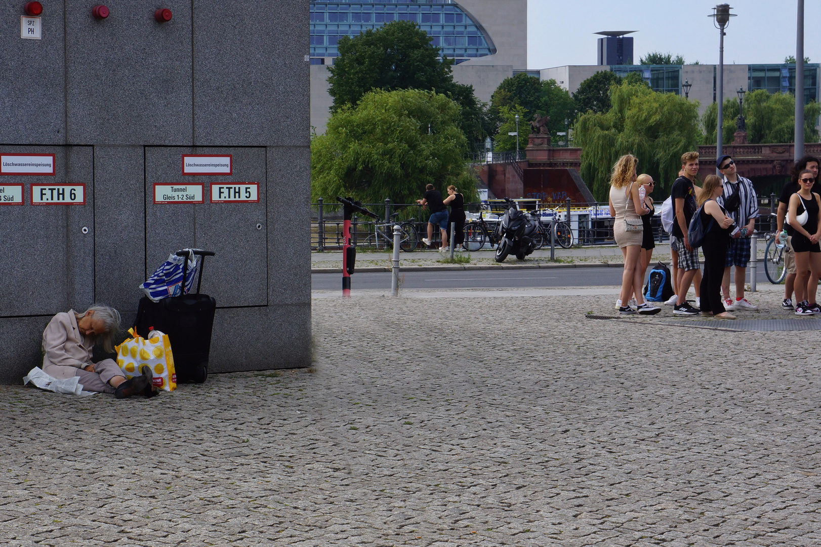 Zu wenig Bänke am Hauptbahnhof der Hauptstadt ??