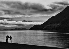 zu zweit am seeufer in patagonien am frühen morgen ...