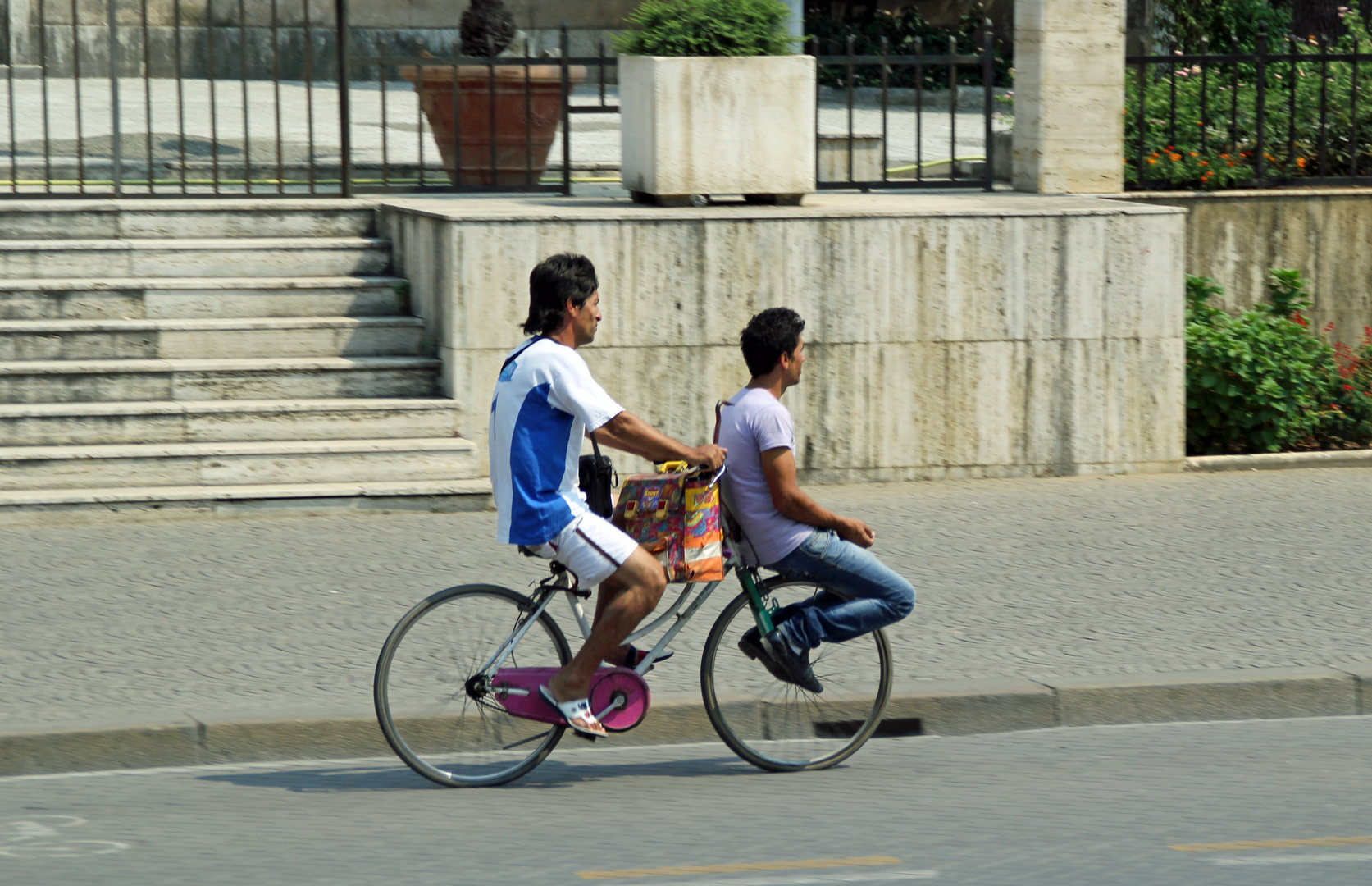 Zu zweit auf einem Fahrrad