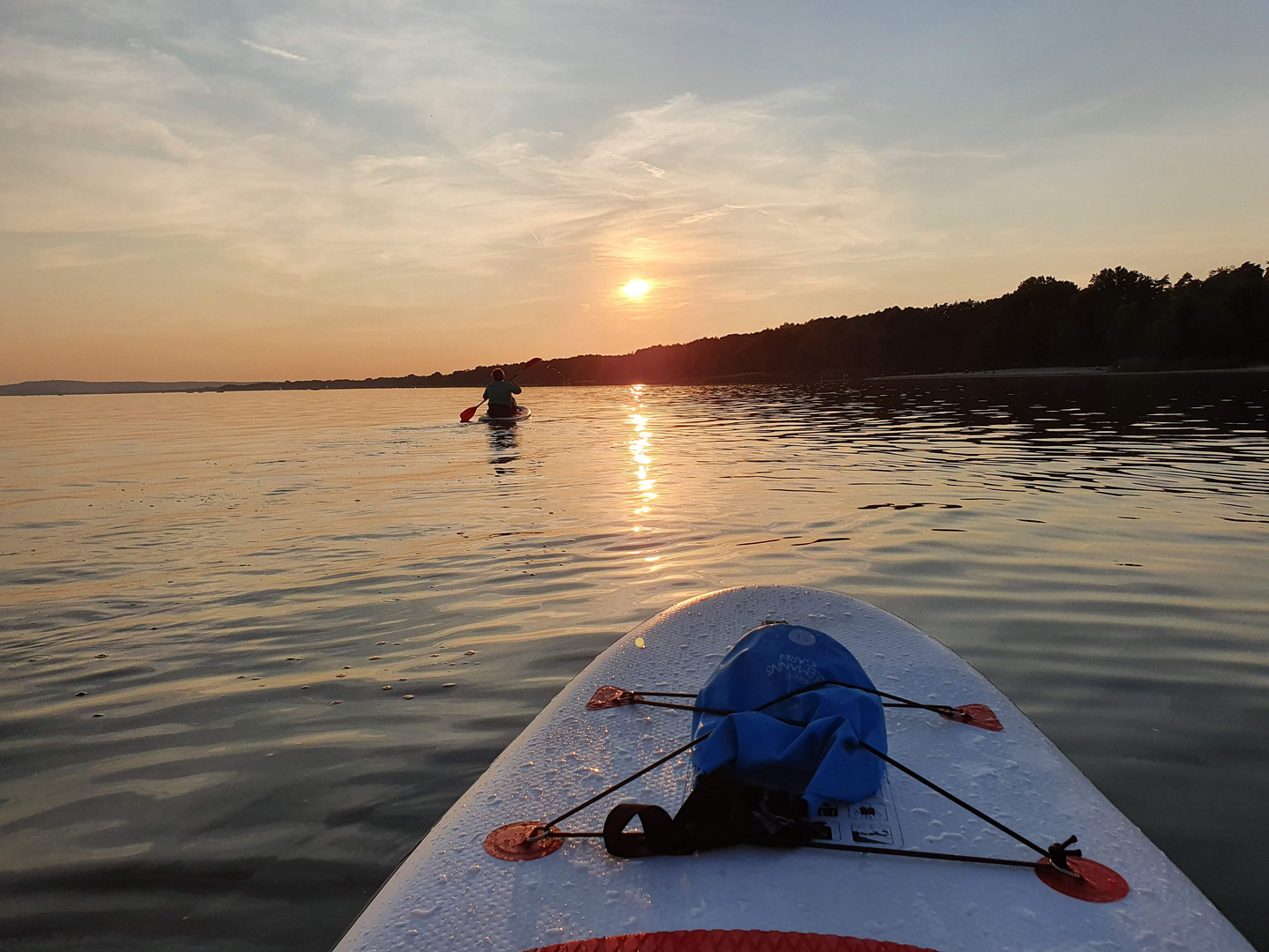 Zu zweit in den Sonnenuntergang