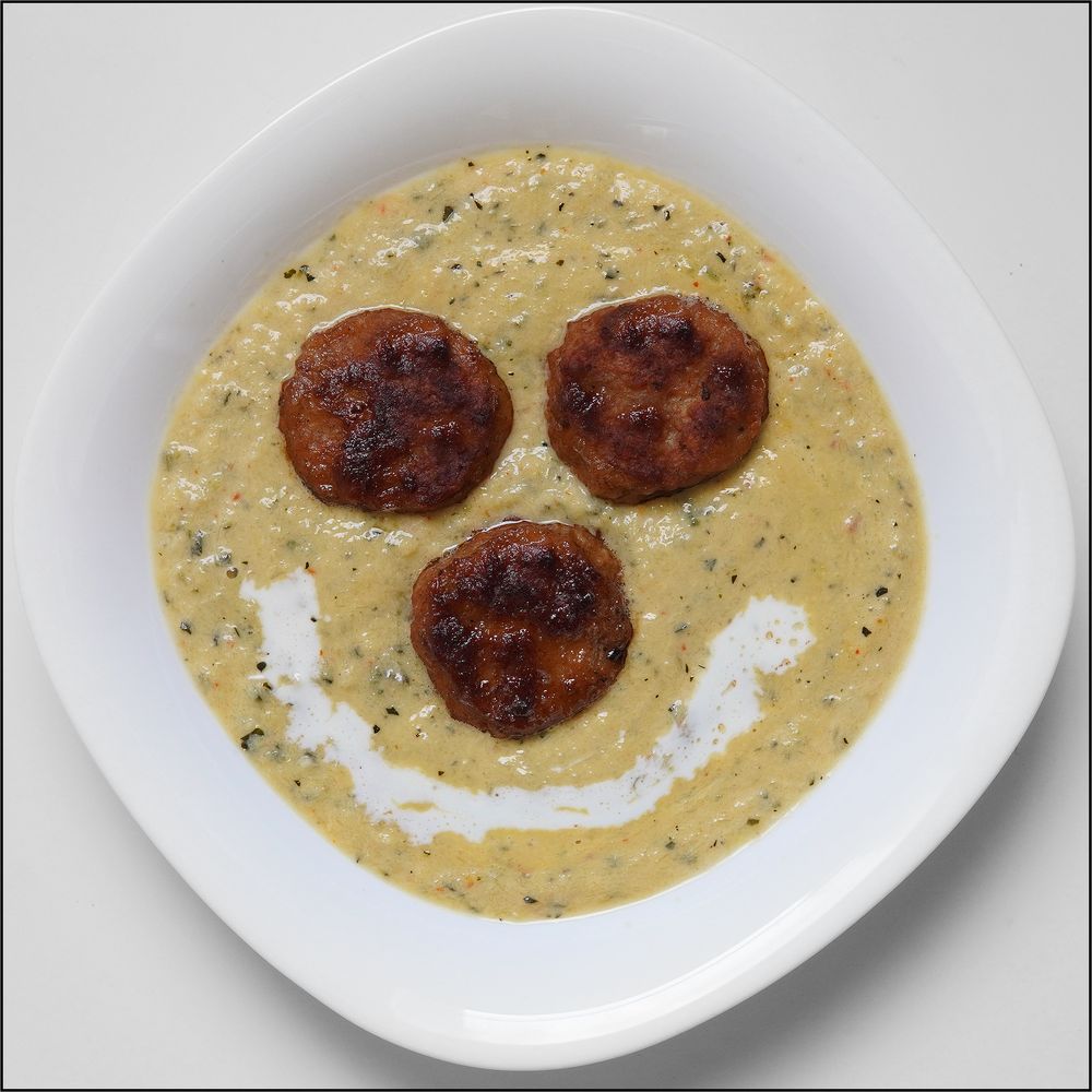 Zucchini-Käse-Sahnesuppe mit Hackbällchen Foto &amp; Bild | stillleben ...