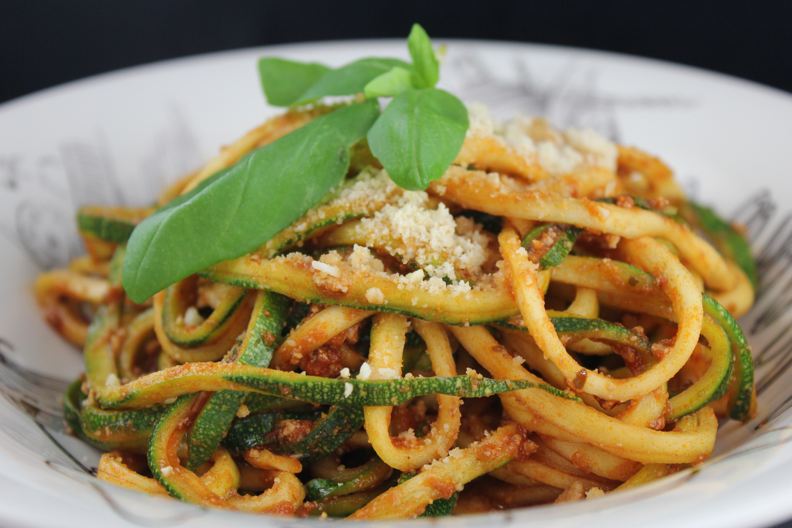 Zucchini-Spaghetti mit Tofu-Bolognese und Mandel Parmesan