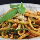 Zucchini-Spaghetti mit Tofu-Bolognese und Mandel Parmesan