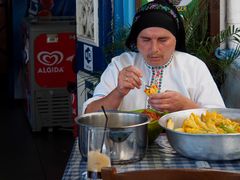 Zucchiniblüten werden abgefüllt