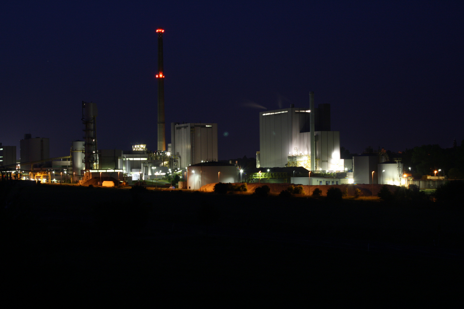 Zuckerfabrik bei Nacht