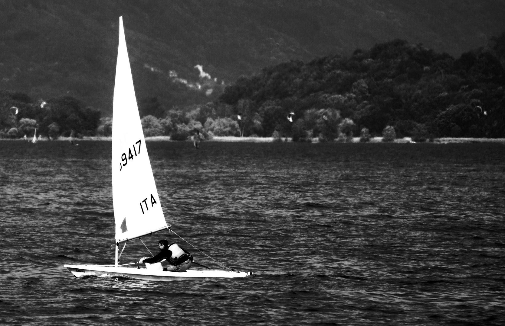 ...zügig voran mit Wind auf dem Segel.........