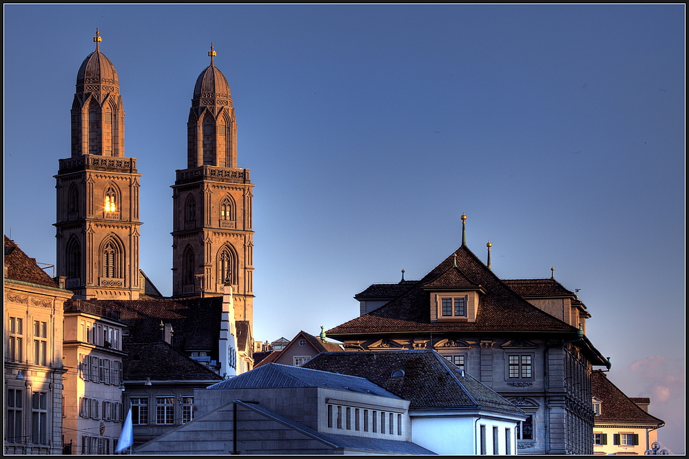 Zürcher Grossmünster im Abendlicht