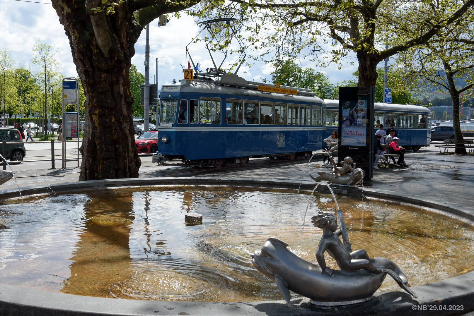 Zürcher Idylle mit Tram am Bellevueplatz