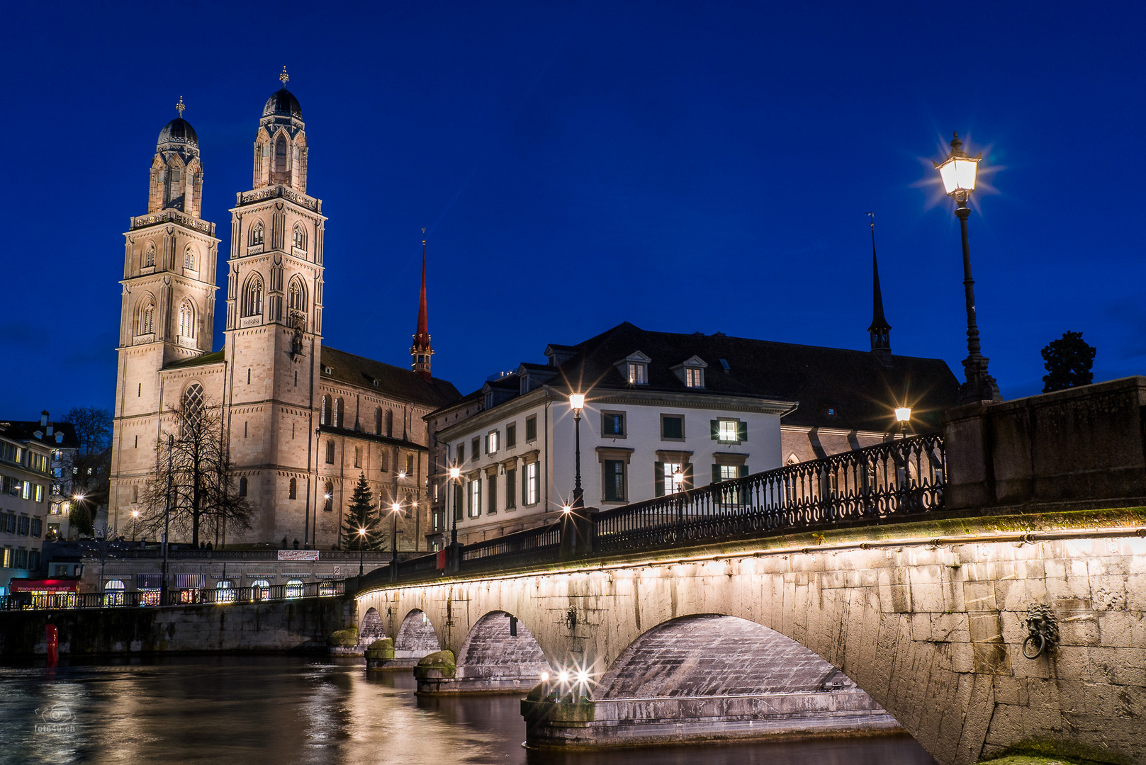 Zürcher Münster und Münsterbrücke zur Blauen Stunde