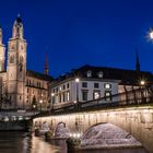 Zürcher Münster und Münsterbrücke zur Blauen Stunde