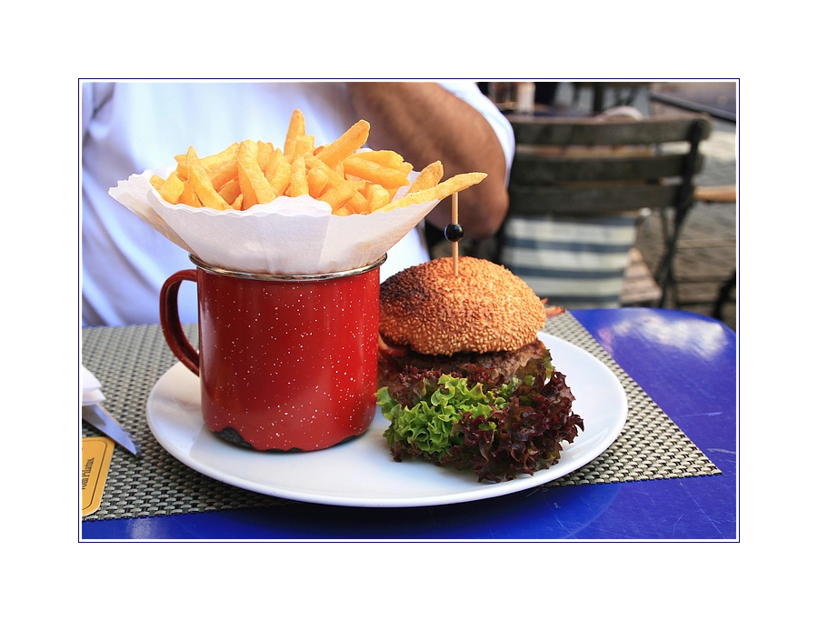 Züri-Burger mit Pommes