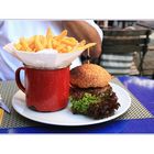 Züri-Burger mit Pommes