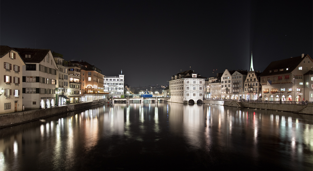 Zürich auf der Münsterbrücke