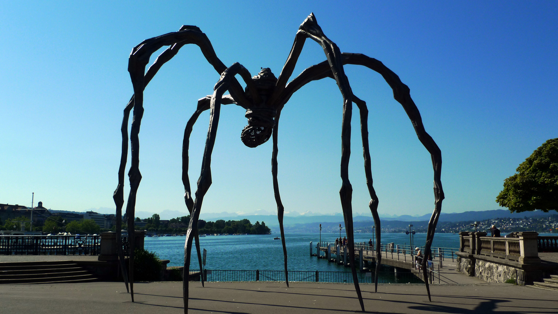 Zürich - die Spinne mit Blick auf See - Skulptur von Louise Bourgeois