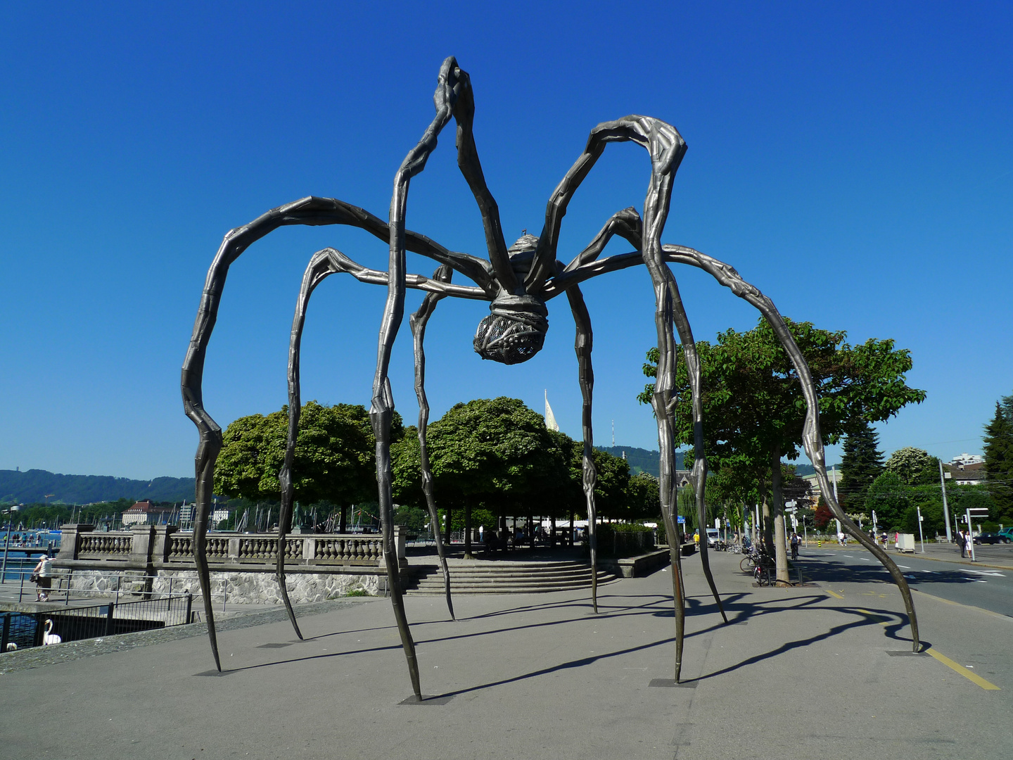 Zürich - die Spinne - Skulptur von Louise Bourgeois