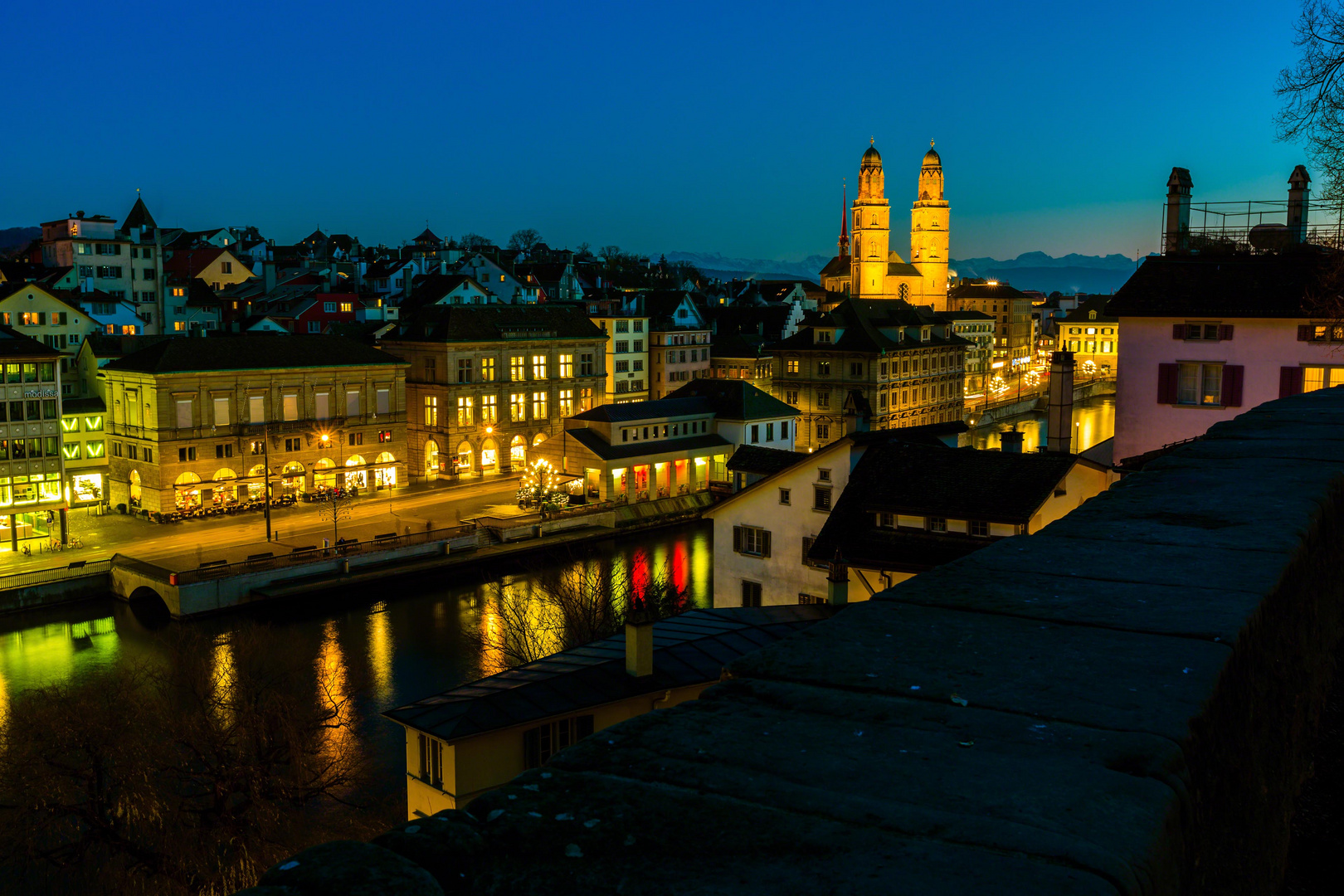 Zürich Grossmünster in der blauen Stunde