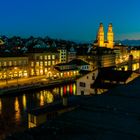 Zürich Grossmünster in der blauen Stunde