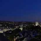 Zürich in der blauen Stunde mit dem See im Hintergrund