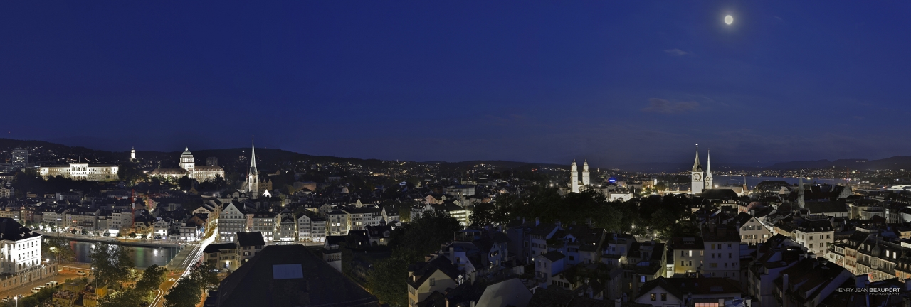 Zürich in der blauen Stunde mit dem See im Hintergrund