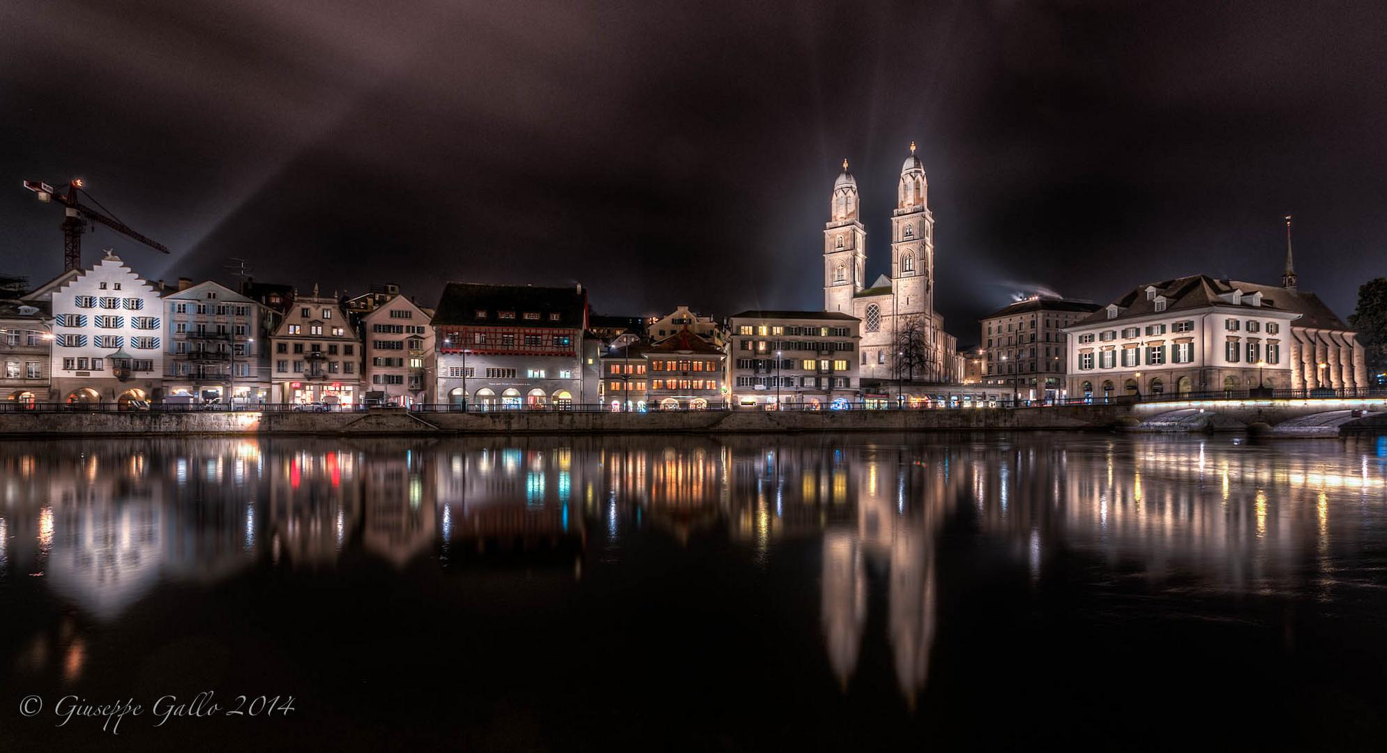 Zürich Limmatquai mit sicht auf den Groosmünster