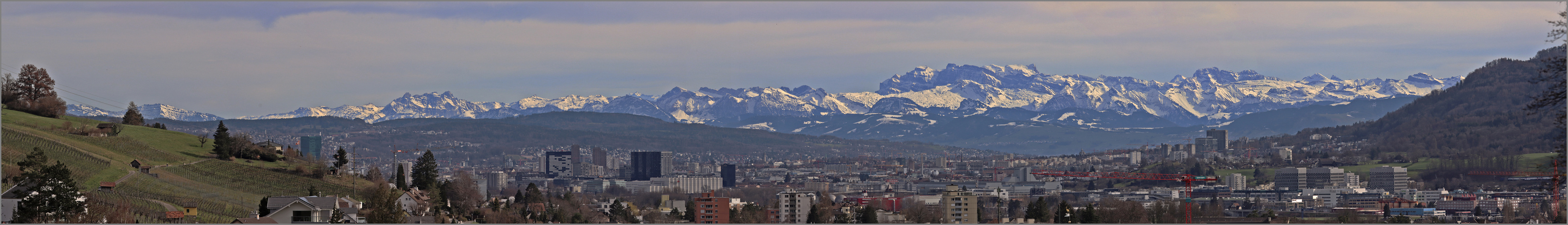 Zürich umringt von Bergen