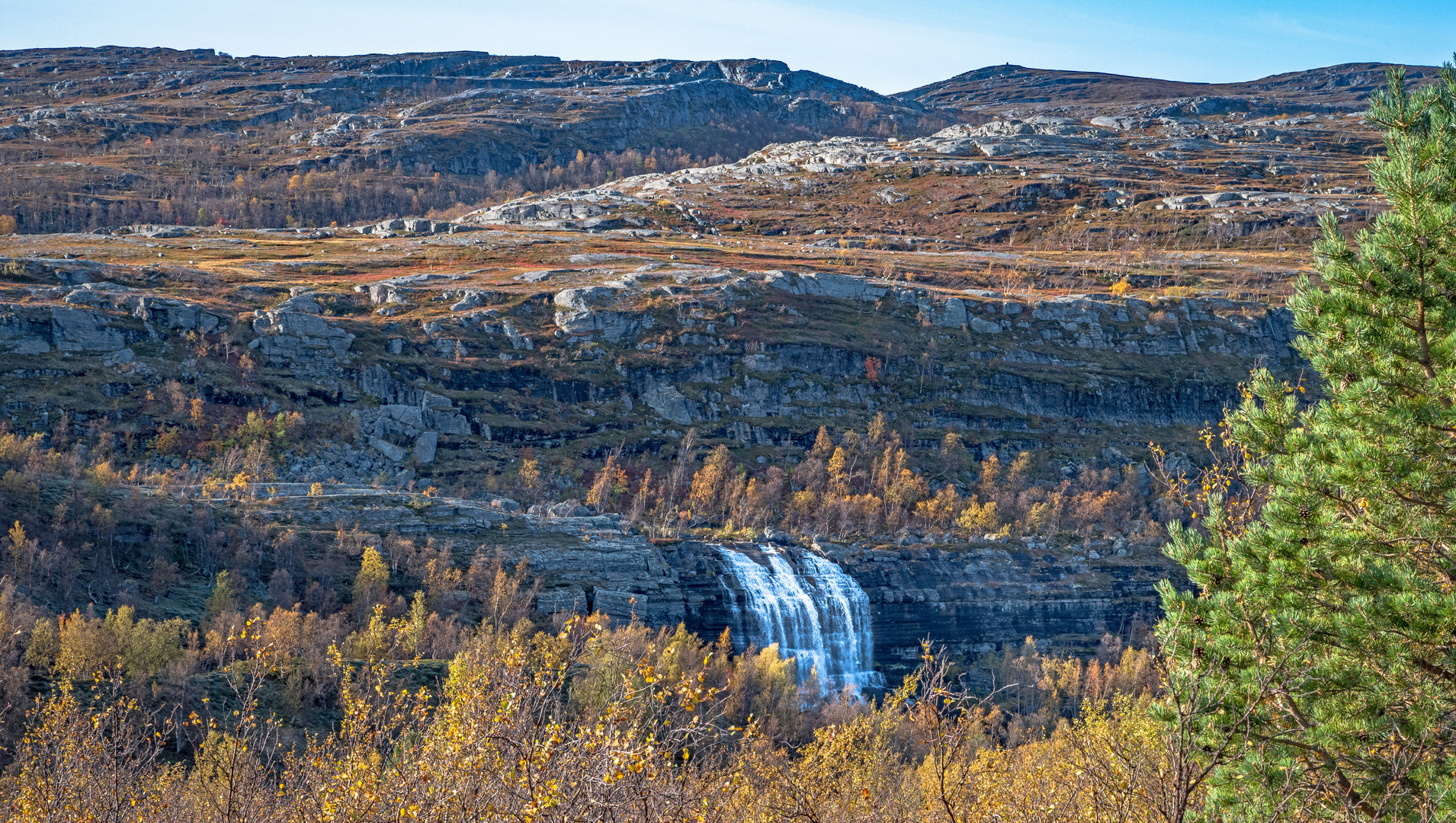 ... zuerst ein Rauschen, dann der Wasserfall