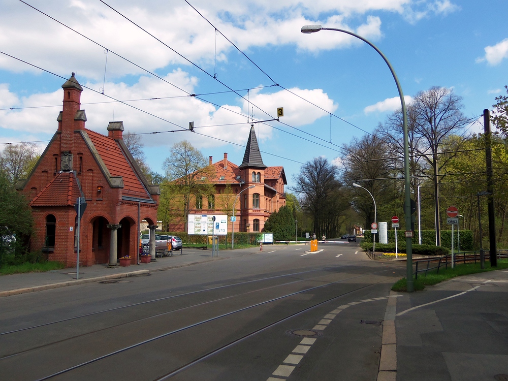 Zufahrt und historisches Torhäuschen