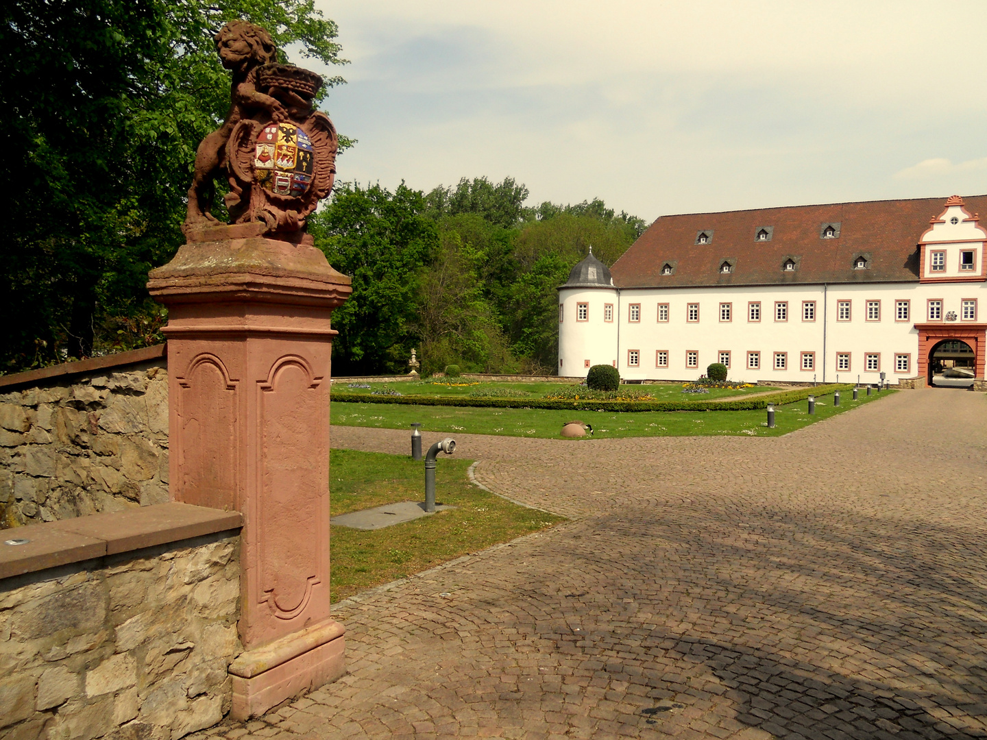 Zufahrt zum Schloss Schönborn