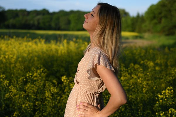 Zufrieden mit dem Leben und die Sonne genießen