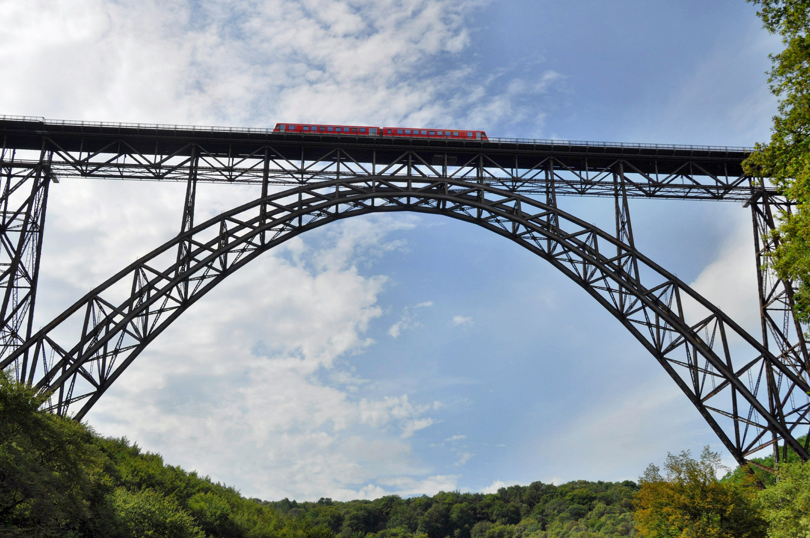 Zug auf der Brücke