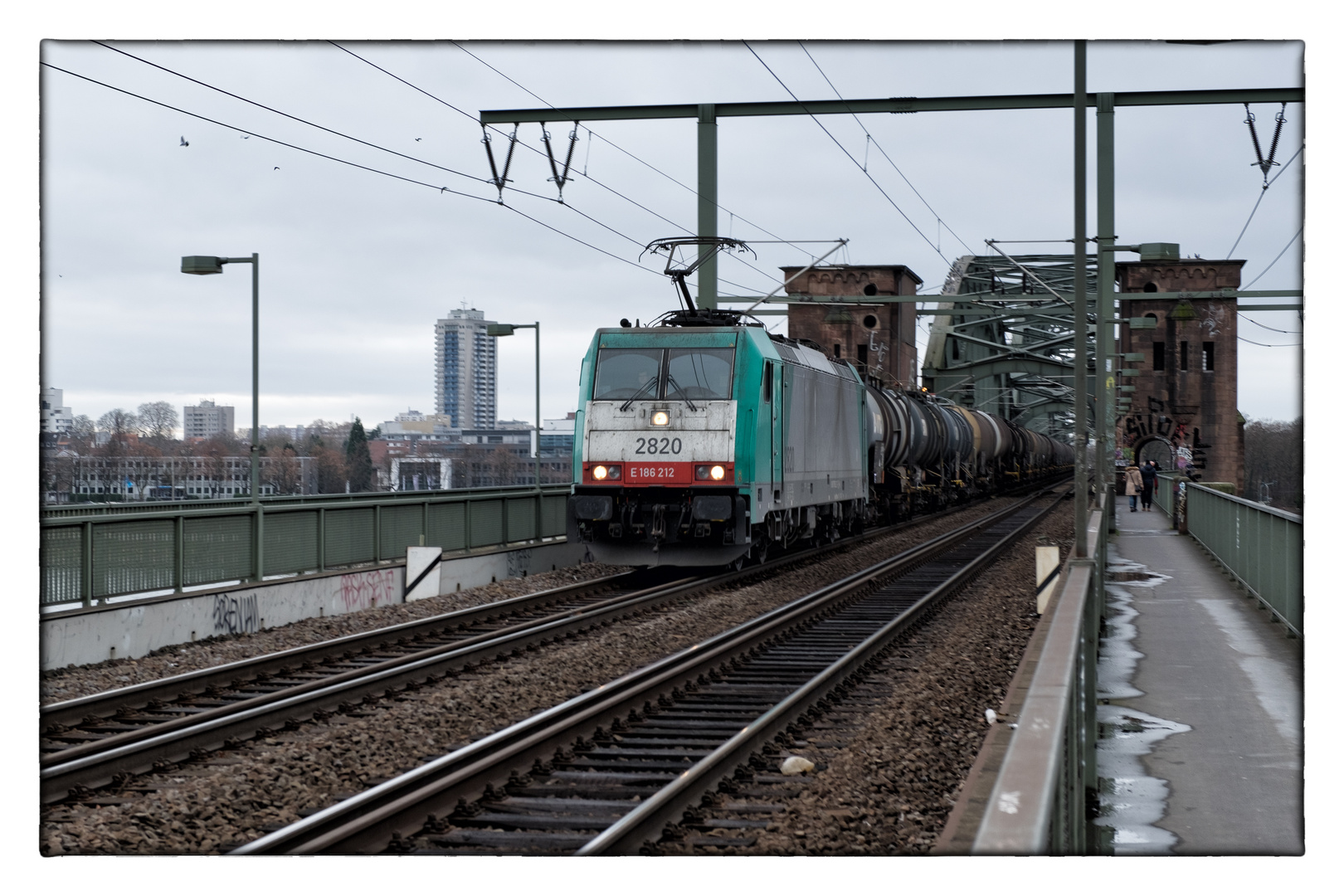 Zug auf der Südbrücke (Köln)