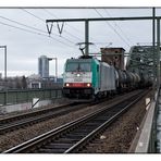 Zug auf der Südbrücke (Köln)