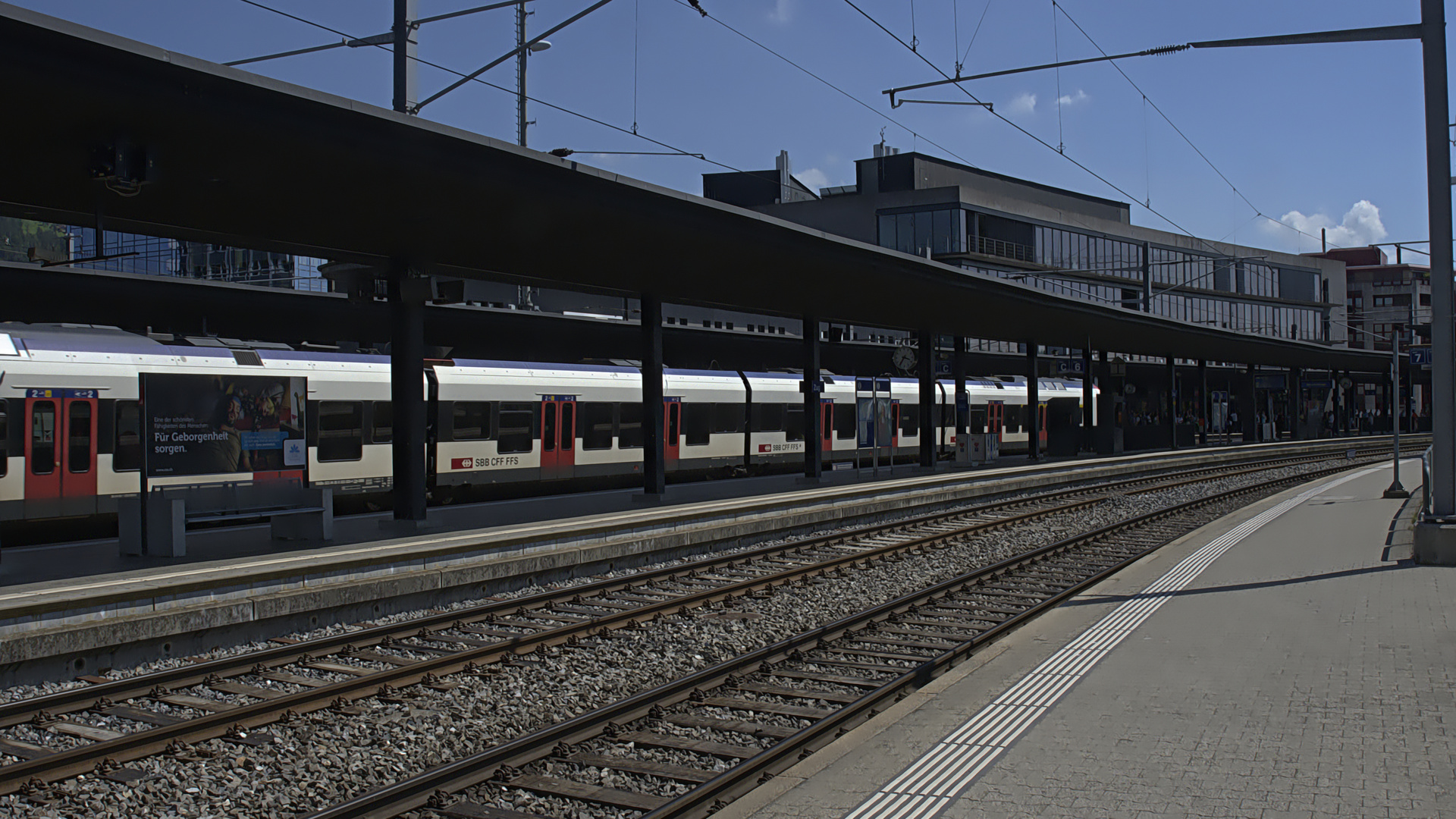 Zug, Bahnhof in der Kurve