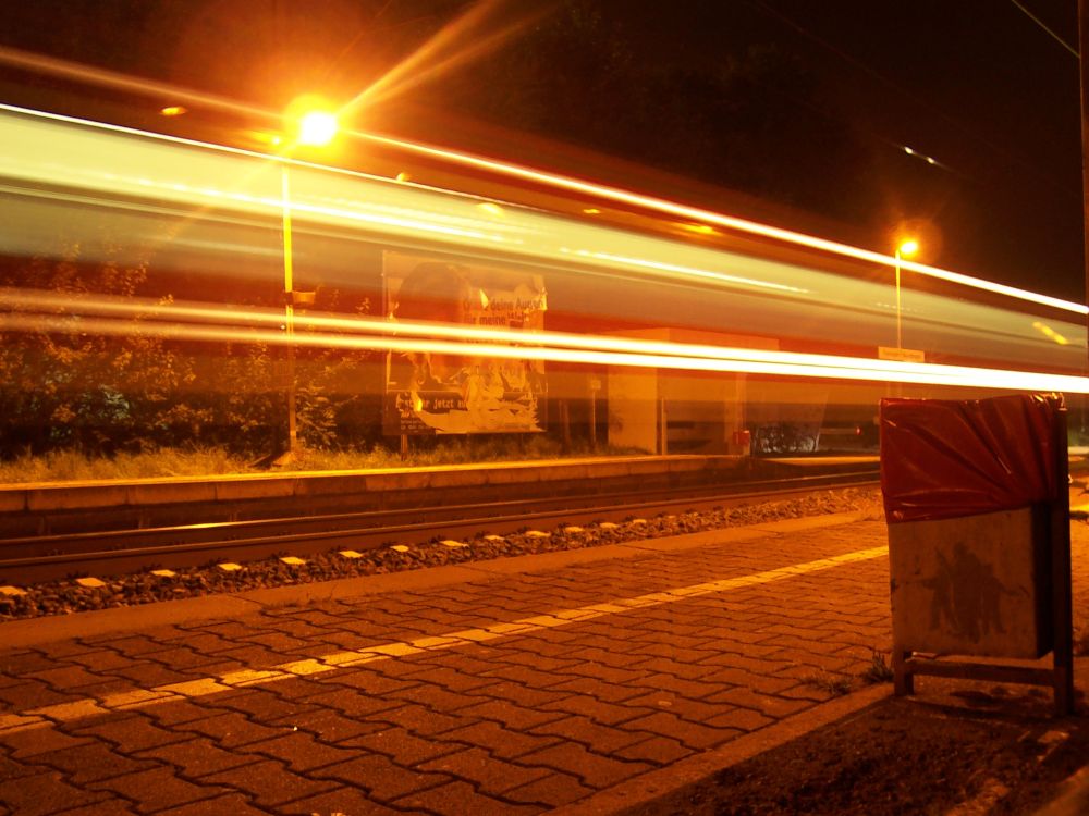 Zug bei Nacht