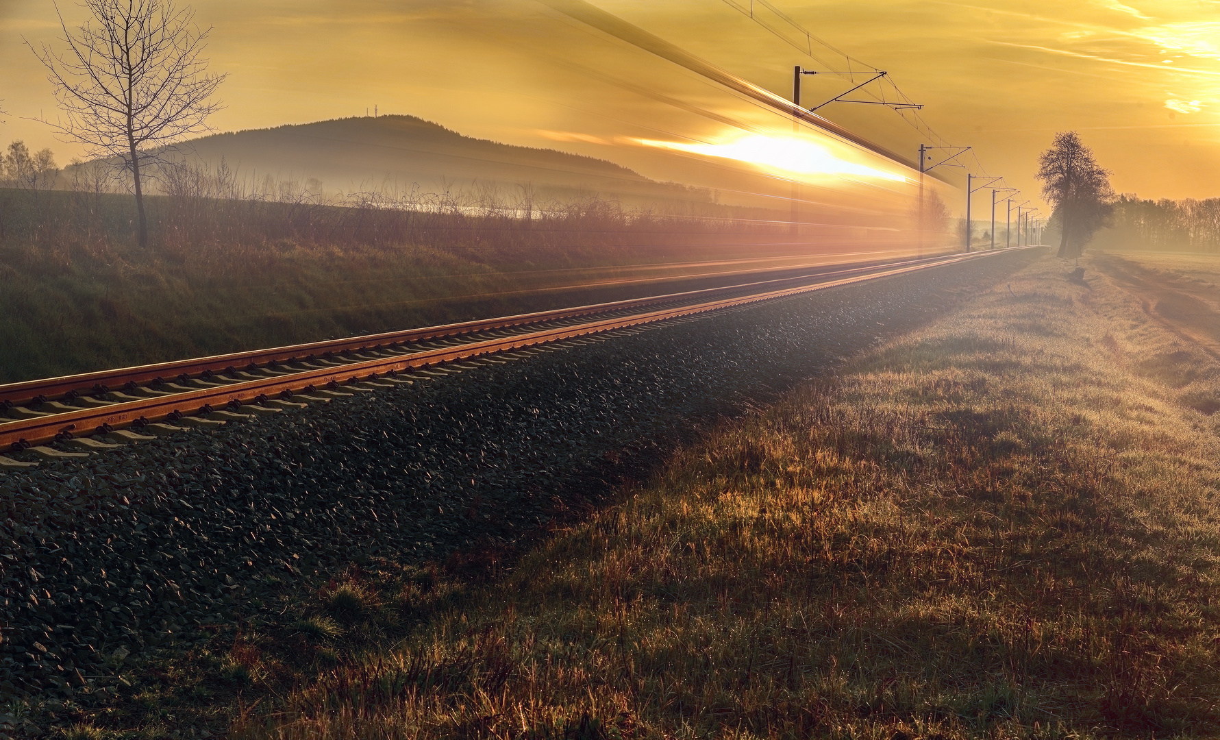 Zug bei Sonnenaufgang