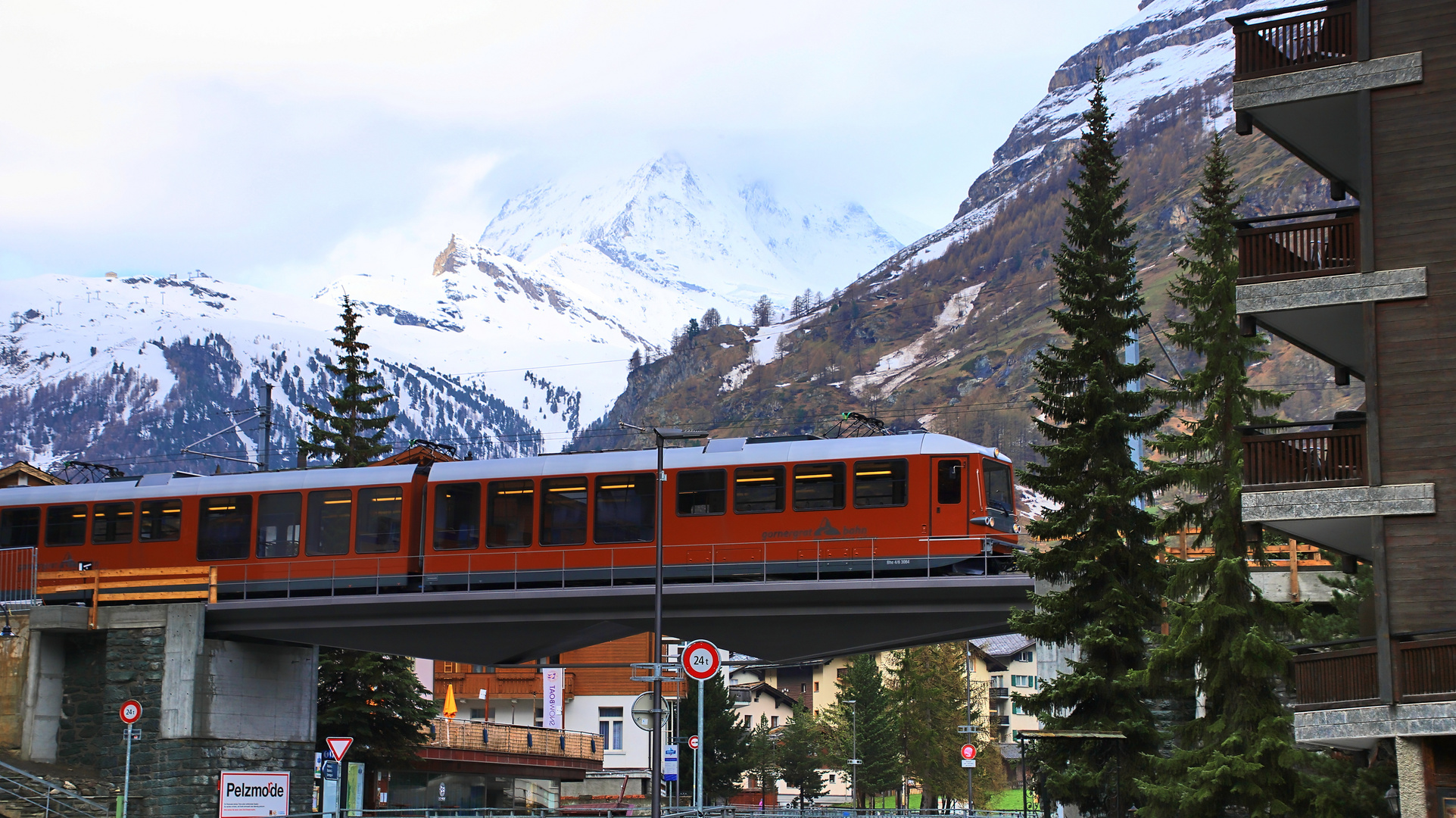 Zug der Gornergratbahn....im Hintergrund der Fuß des Matterhorns