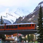 Zug der Gornergratbahn....im Hintergrund der Fuß des Matterhorns