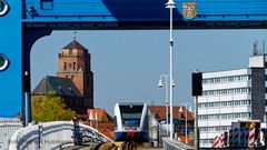 ZUG DER UBB ÜBERQUERT PEENBRÜCKE WOLGAST RICHTUNG USEDOM