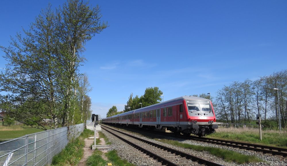 Zug fährt in den Lundener Bahnhof