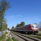 Zug fährt in den Lundener Bahnhof