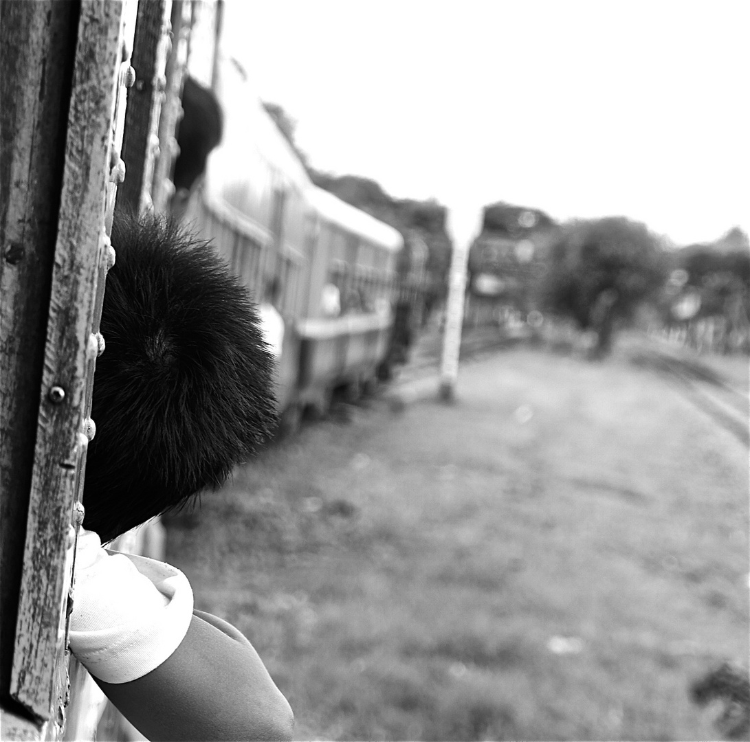 zug fahren, yangon, burma 2011