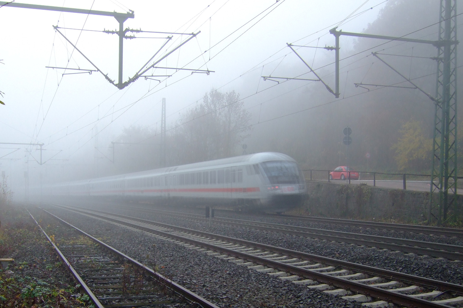 Zug im Nebel