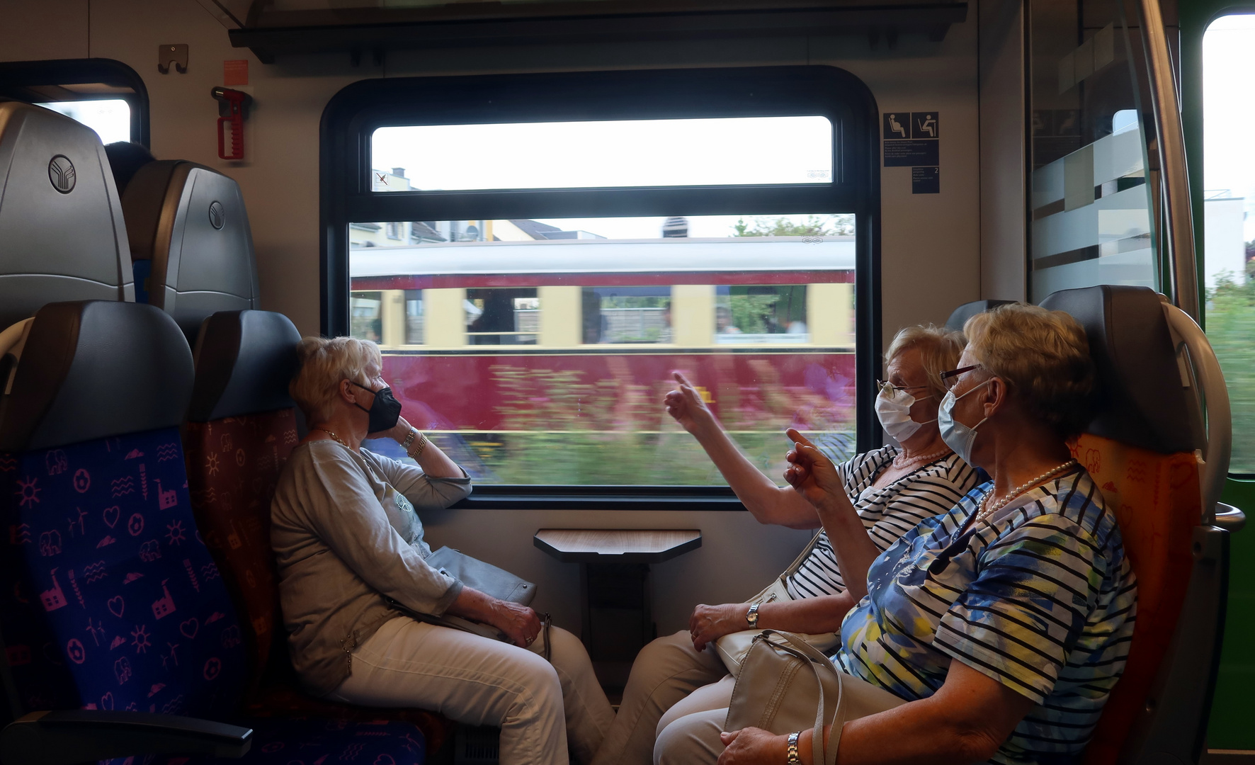 Zug im Zug Foto & Bild menschen, deutschland, sbahn Bilder auf