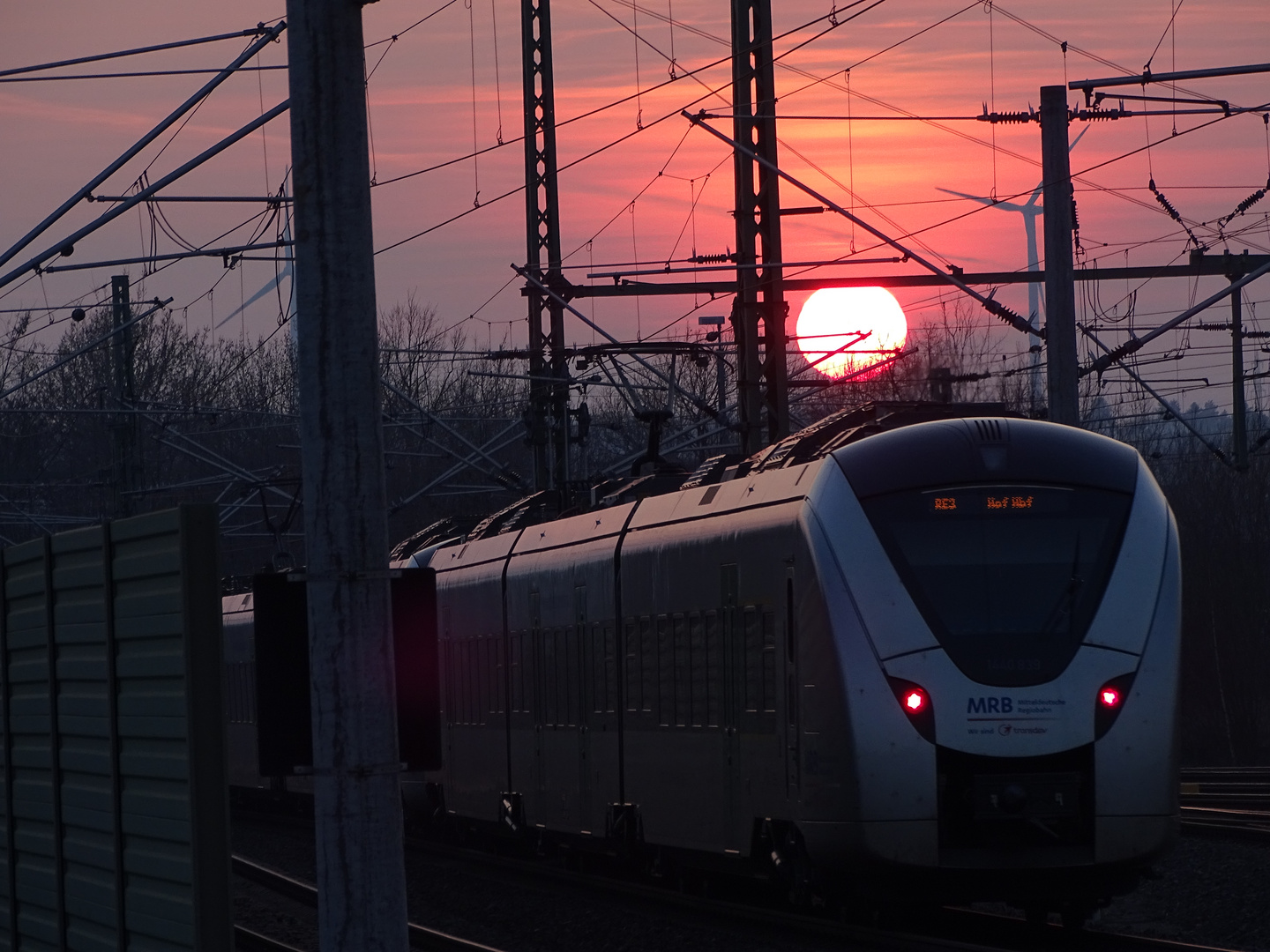 Zug in den Sonnenuntergang