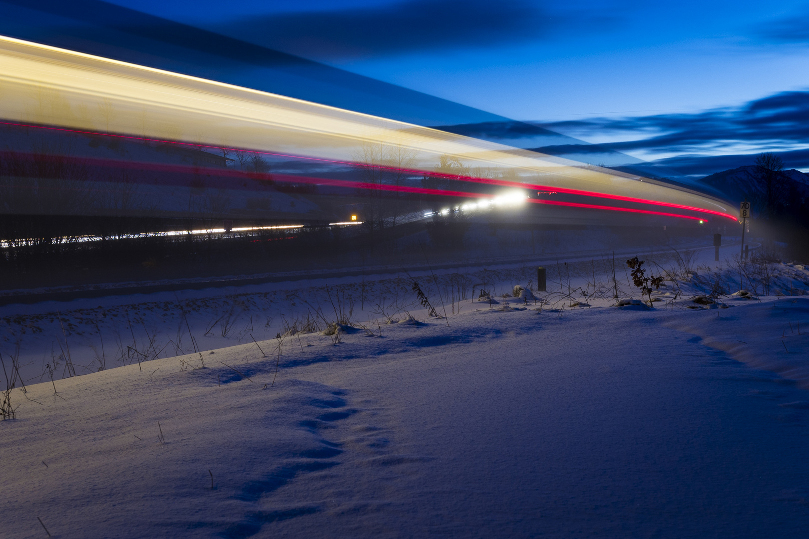 Zug in der Winterlandschaft des Allgäus