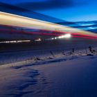 Zug in der Winterlandschaft des Allgäus